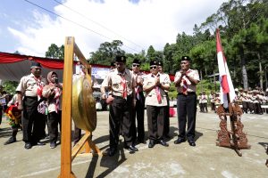 MEMUKUL GONG